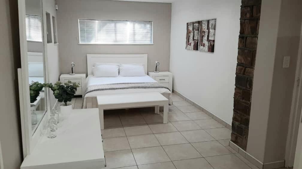 Feather Self Catering Accommodation Windhoek Exterior photo